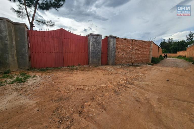 A VENDRE - Beau terrain plat déjà clôturé à bout de piste Ivato