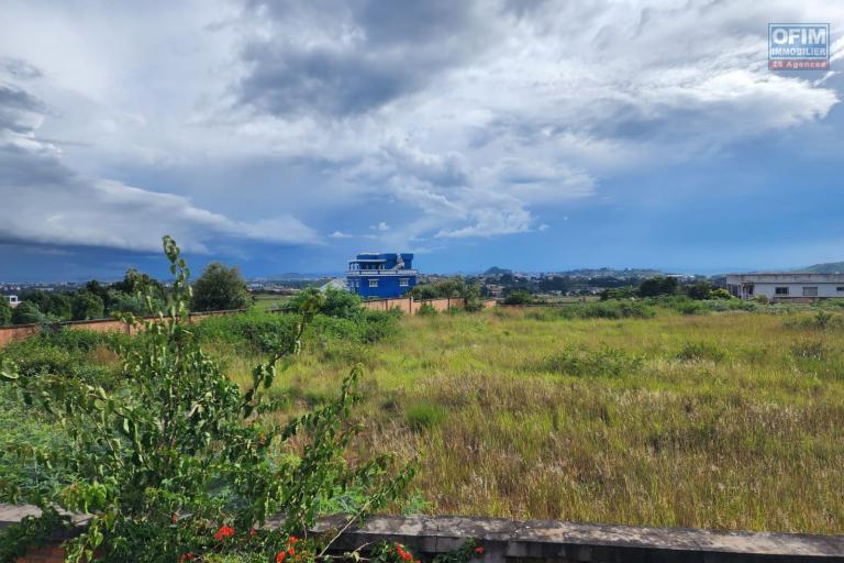 A VENDRE - Beau terrain plat déjà clôturé à bout de piste Ivato