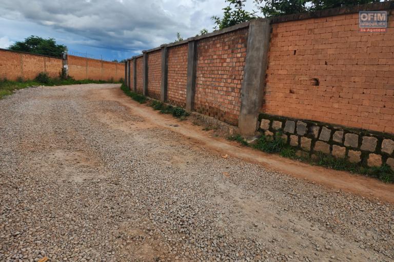A VENDRE - Beau terrain plat déjà clôturé à bout de piste Ivato