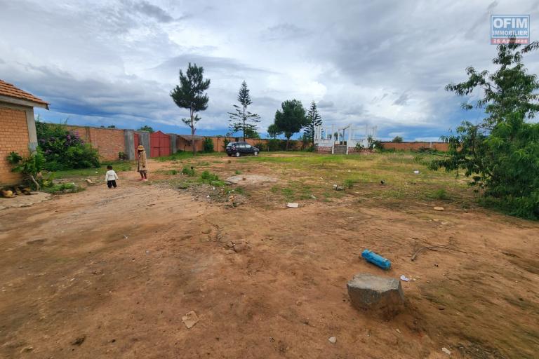 A VENDRE - Beau terrain plat déjà clôturé à bout de piste Ivato