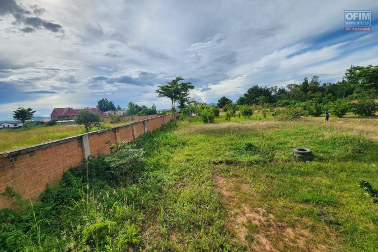 A VENDRE - Beau terrain plat déjà clôturé à bout de piste Ivato