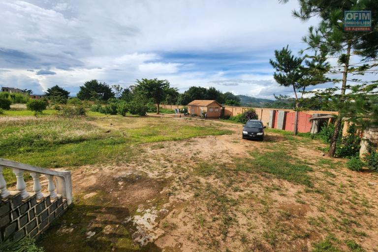 A VENDRE - Beau terrain plat déjà clôturé à bout de piste Ivato