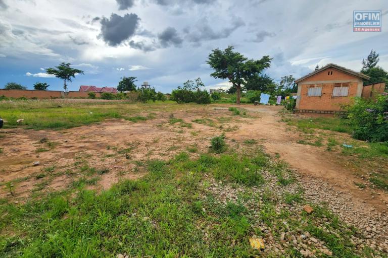 A VENDRE - Beau terrain plat déjà clôturé à bout de piste Ivato