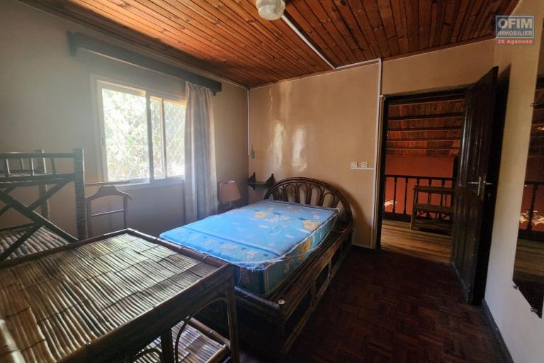 &Agrave; vendre une Maison de type F5, environnement r&eacute;sidentiel, calme et s&eacute;curis&eacute;. Acc&egrave;s facile, proximit&eacute; de la nouvelle rocade a&eacute;roport Ivato et Ambohitrimanjaka. ( Contact rapide Mr Jacky  )