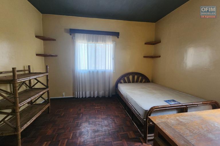 &Agrave; vendre une Maison de type F5, environnement r&eacute;sidentiel, calme et s&eacute;curis&eacute;. Acc&egrave;s facile, proximit&eacute; de la nouvelle rocade a&eacute;roport Ivato et Ambohitrimanjaka. ( Contact rapide Mr Jacky +261 34 02 443 04 )