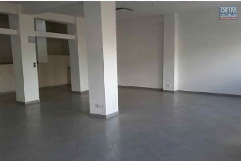 A louer, un local de 112 m2 dans un immeuble en bord de route principale sur Ambohibao Antananarivo