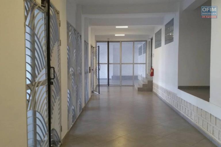 A louer, un local de 112 m2 dans un immeuble en bord de route principale sur Ambohibao Antananarivo