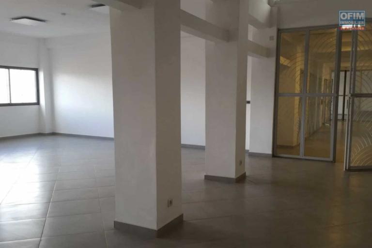 A louer, un local de 112 m2 dans un immeuble en bord de route principale sur Ambohibao Antananarivo