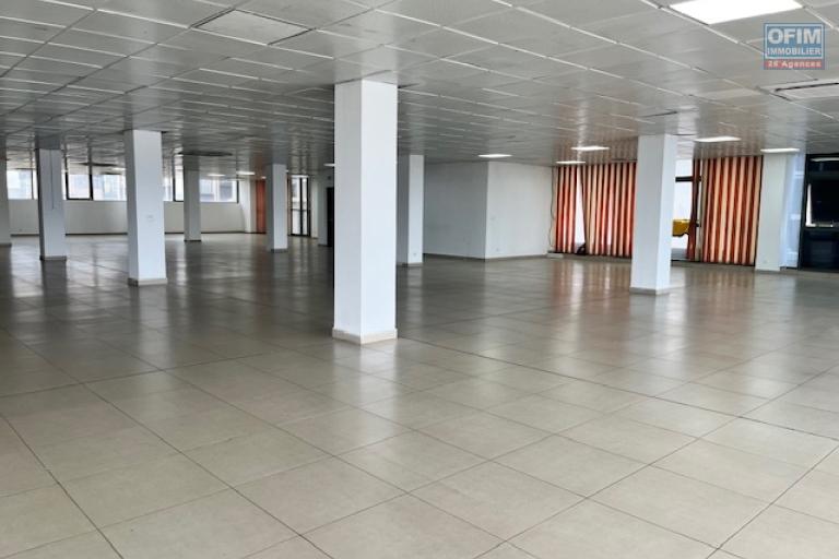 Un local professionnel de 900m2 &agrave; Alarobia