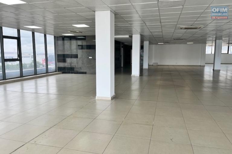 Un local professionnel de 900m2 à Alarobia Ivandry