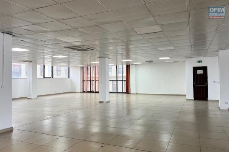 Des locaux professionnels de 900m2 et 1 287m2 à Alarobia