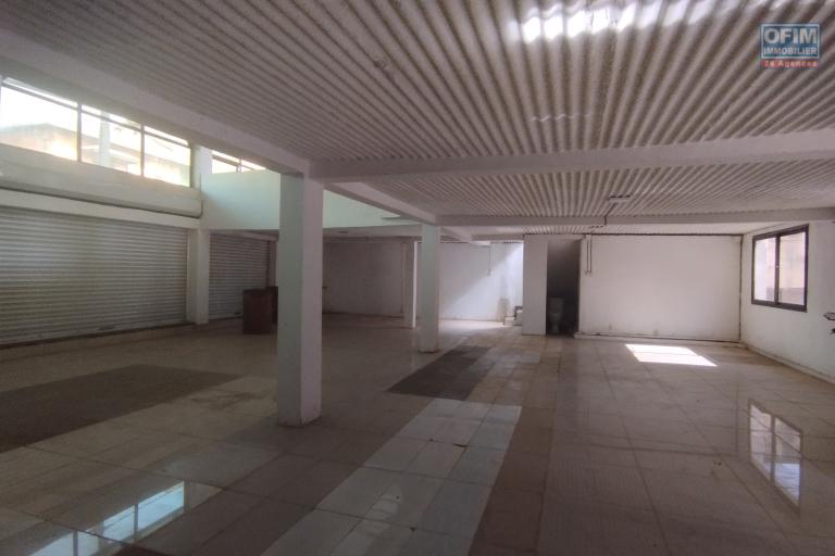 A louer, local commercial de 300 m2 en bord de route principale sur Besarety Ant...