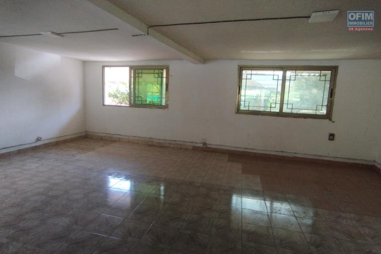 A louer, local commercial de 300 m2 en bord de route principale sur Besarety Antananarivo