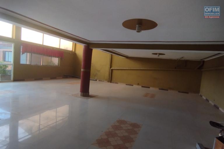 A louer. Entrep&ocirc;t de 150 m2 sis &agrave; Besarety