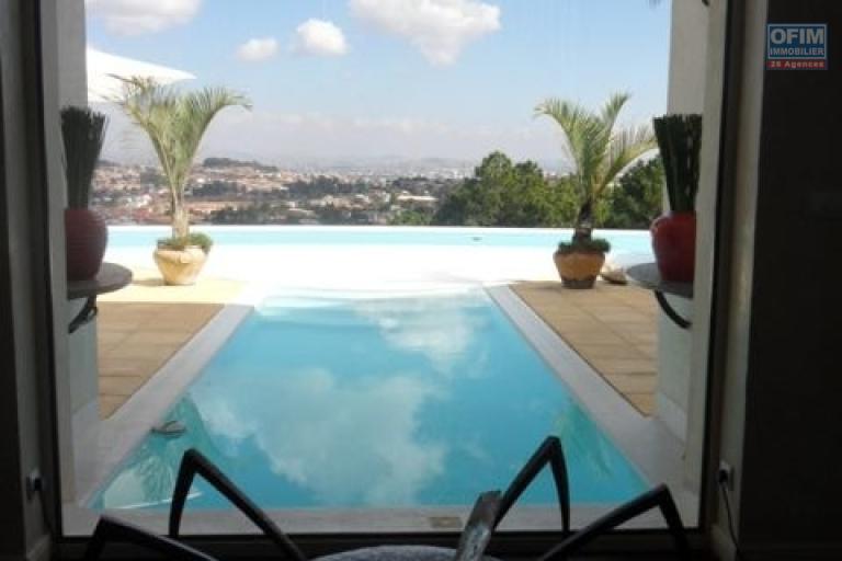 Une villa F7 avec piscine &agrave; d&eacute;bordement sur la hauteur d'Ambatobe
