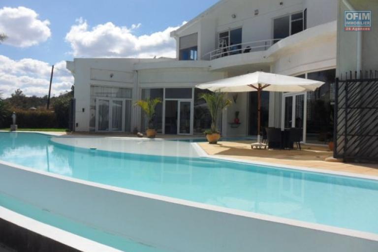 Une villa F7 avec piscine &agrave; d&eacute;bordement sur la hauteur d'Ambatobe