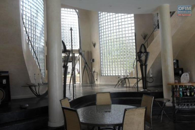 Une villa F7 avec piscine &agrave; d&eacute;bordement sur la hauteur d'Ambatobe