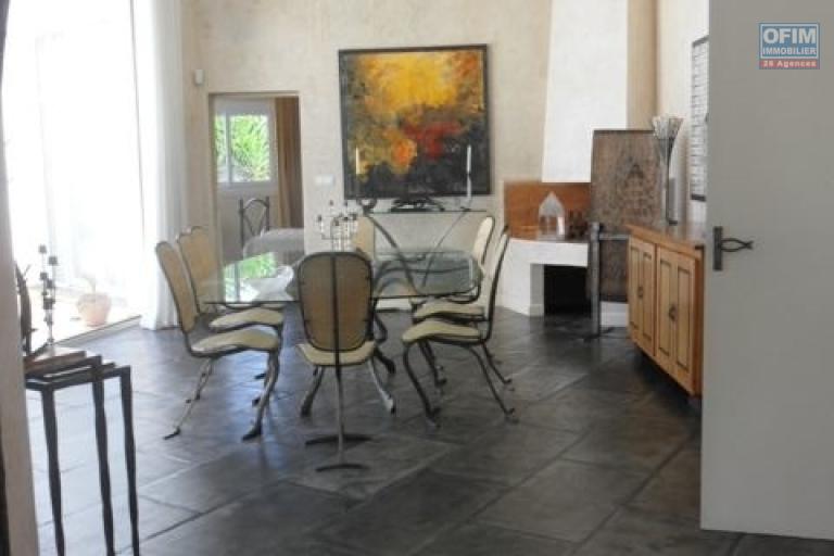 Une villa F7 avec piscine &agrave; d&eacute;bordement sur la hauteur d'Ambatobe