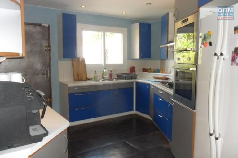 Une villa F7 avec piscine &agrave; d&eacute;bordement sur la hauteur d'Ambatobe