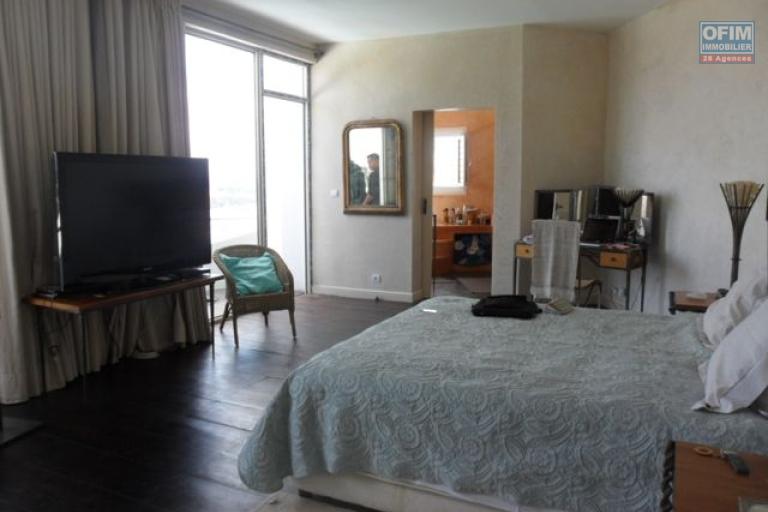 Une villa F7 avec piscine &agrave; d&eacute;bordement sur la hauteur d'Ambatobe