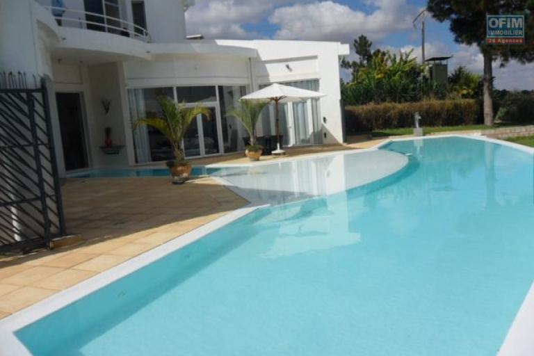 Une villa F7 avec piscine &agrave; d&eacute;bordement sur la hauteur d'Ambatobe