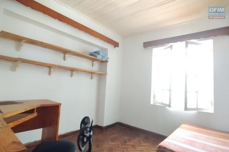 A louer, appartement T3 au, en bord de route avce parking