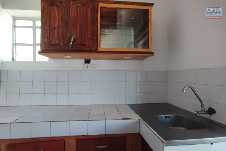 A louer, appartement T3 au, en bord de route avce parking