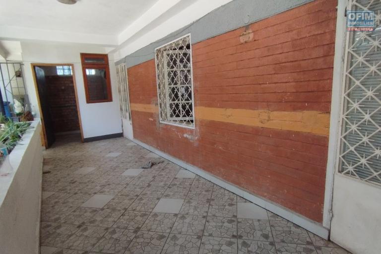 A louer, appartement T3 au, en bord de route avce parking