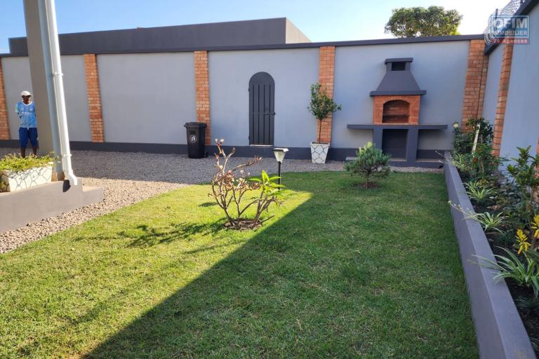 A LOUER - Belle villa basse neuve meubl&eacute;e type F3 &agrave; Ivato Morarano (Ankadindravola)