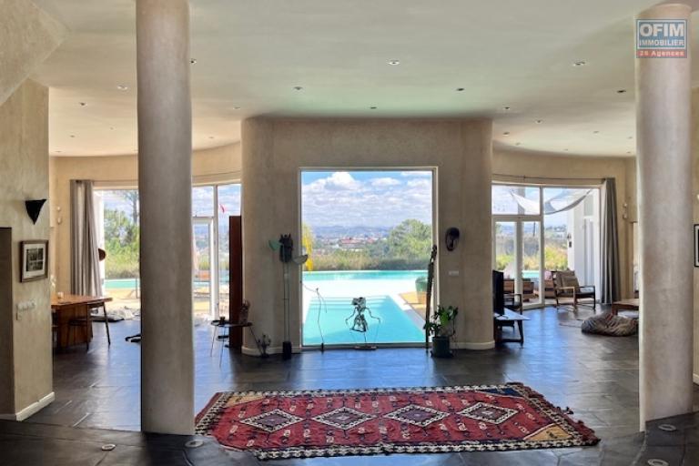 Une villa F7 avec piscine &agrave; d&eacute;bordement sur la hauteur d'Ambatobe