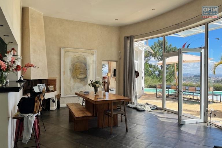 Une villa F7 avec piscine &agrave; d&eacute;bordement sur la hauteur d'Ambatobe