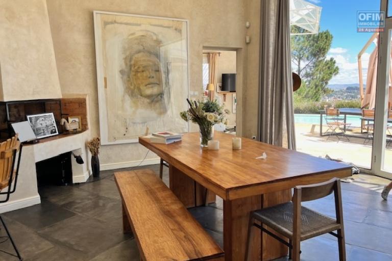 Une villa F7 avec piscine &agrave; d&eacute;bordement sur la hauteur d'Ambatobe