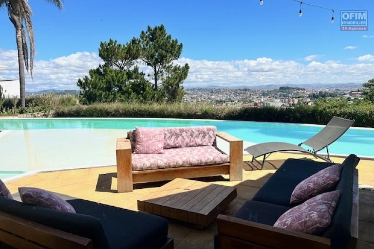 Une villa F7 avec piscine &agrave; d&eacute;bordement sur la hauteur d'Ambatobe