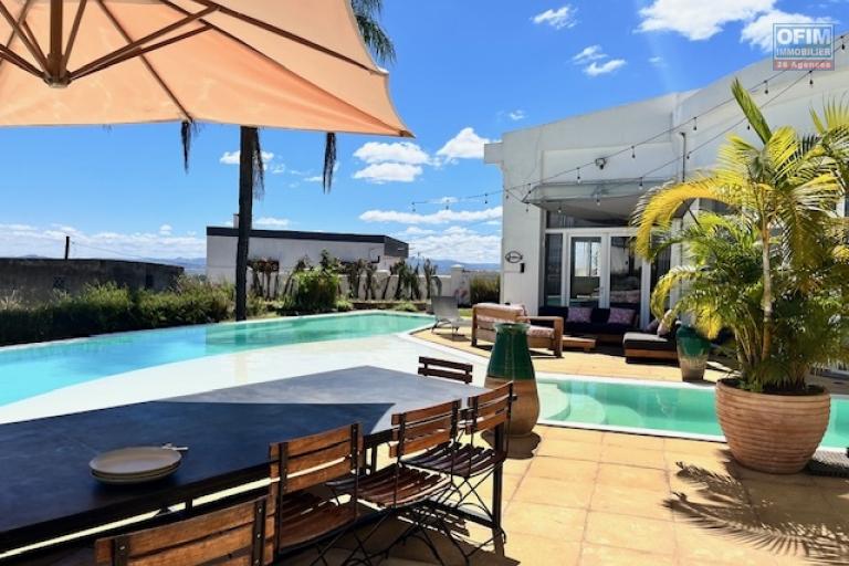 Une villa F7 avec piscine &agrave; d&eacute;bordement sur la hauteur d'Ambatobe