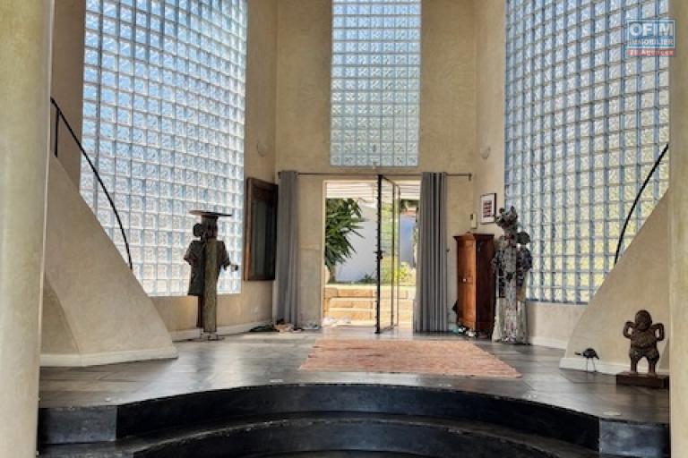 Une villa F7 avec piscine &agrave; d&eacute;bordement sur la hauteur d'Ambatobe