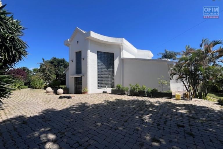 Une villa F7 avec piscine &agrave; d&eacute;bordement sur la hauteur d'Ambatobe