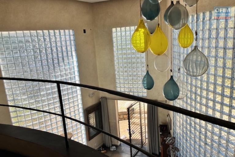 Une villa F7 avec piscine &agrave; d&eacute;bordement sur la hauteur d'Ambatobe