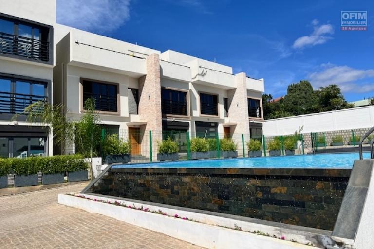 Trois villas neuves mitoyennes aves une grande piscine &agrave; 5mn d'Ambatobe