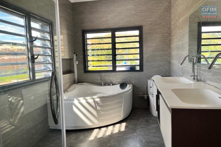 Trois villas neuves mitoyennes aves une grande piscine &agrave; 5mn d'Ambatobe