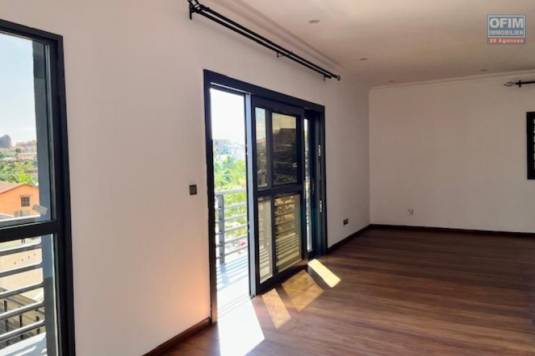 Trois villas neuves mitoyennes aves une grande piscine &agrave; 5mn d'Ambatobe