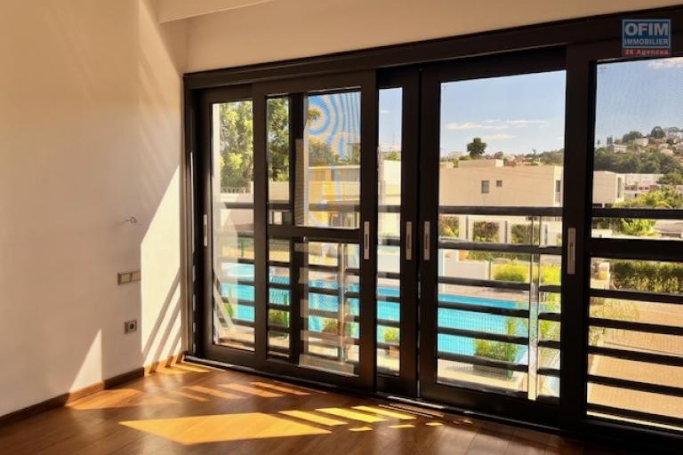 Trois villas neuves mitoyennes aves une grande piscine &agrave; 5mn d'Ambatobe