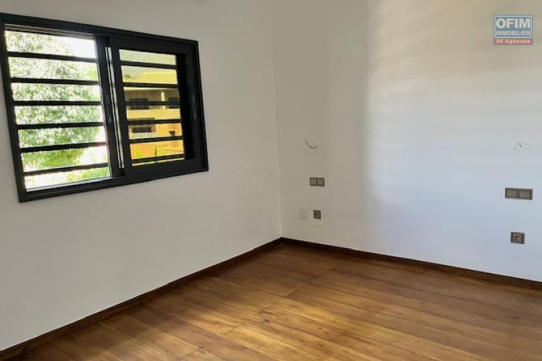 Trois villas neuves mitoyennes aves une grande piscine &agrave; 5mn d'Ambatobe