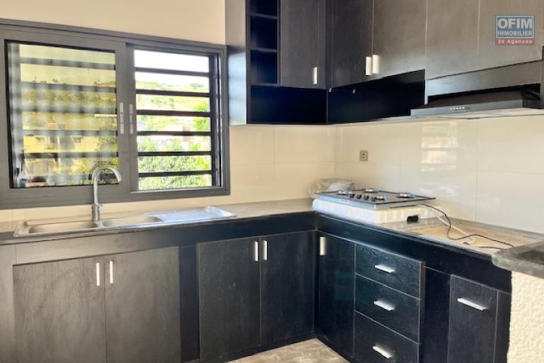 Trois villas neuves mitoyennes aves une grande piscine &agrave; 5mn d'Ambatobe