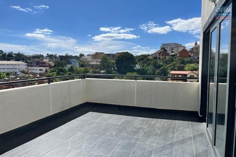 Trois villas neuves mitoyennes aves une grande piscine &agrave; 5mn d'Ambatobe