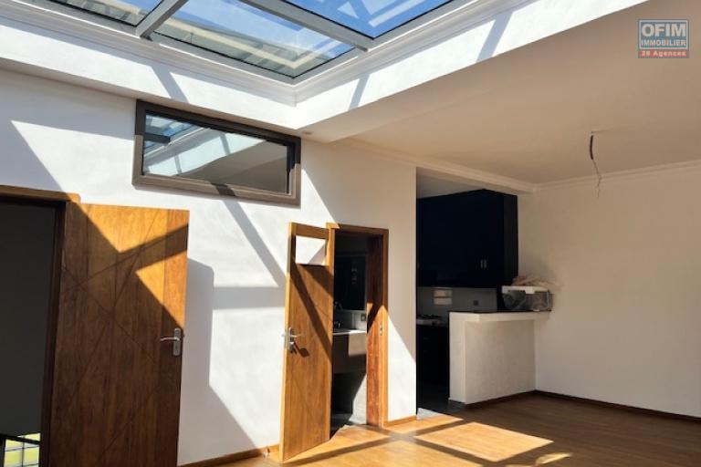 Trois villas neuves mitoyennes aves une grande piscine &agrave; 5mn d'Ambatobe