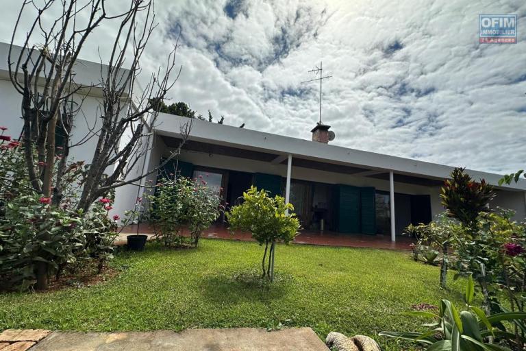 A vendre, une propri&eacute;t&eacute; de 1190 m2, dans le quartier r&eacute;sidentiel d'Androhibe ...