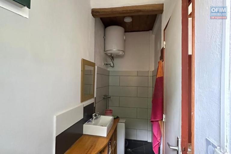 A vendre,une rare propri&eacute;te de 1841 m2 dans le quartier r&eacute;sidentiel d'Androhibe Antananarivo