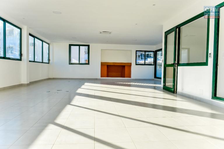 Un immeuble sur 3 niveaux &agrave; usage bureau &agrave; louer &agrave; Antasahvola