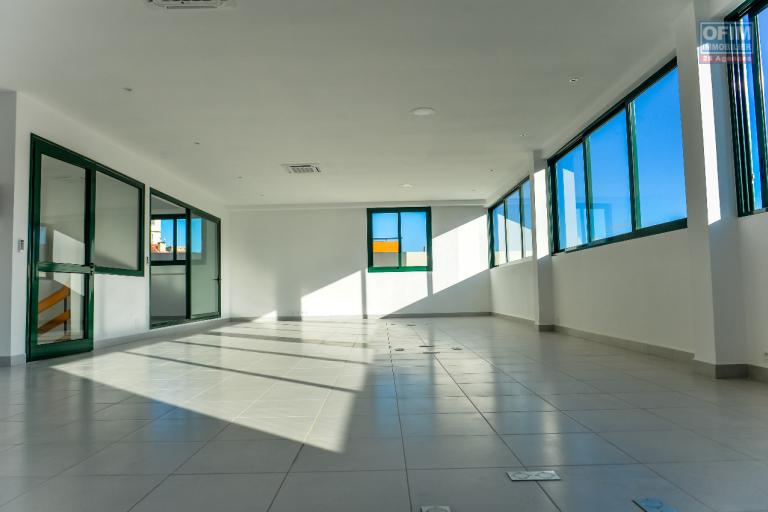 Un immeuble sur 3 niveaux &agrave; usage bureau &agrave; louer &agrave; Antasahavola