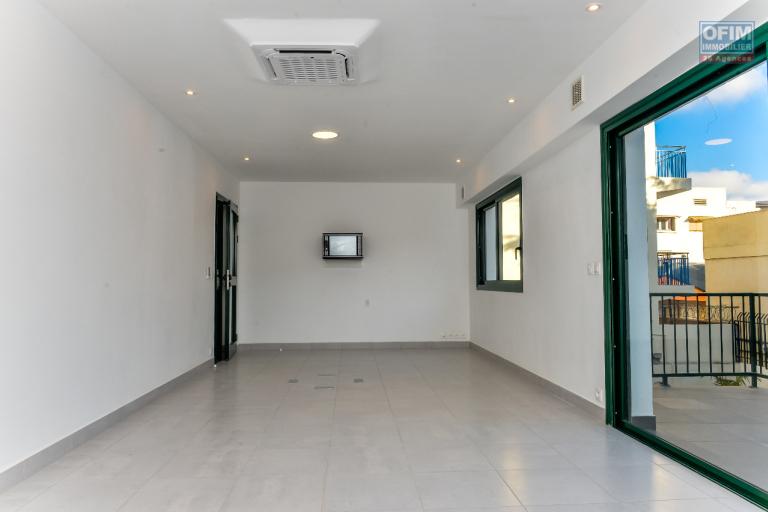 Un immeuble sur 3 niveaux &agrave; usage bureau &agrave; louer &agrave; Antasahavola